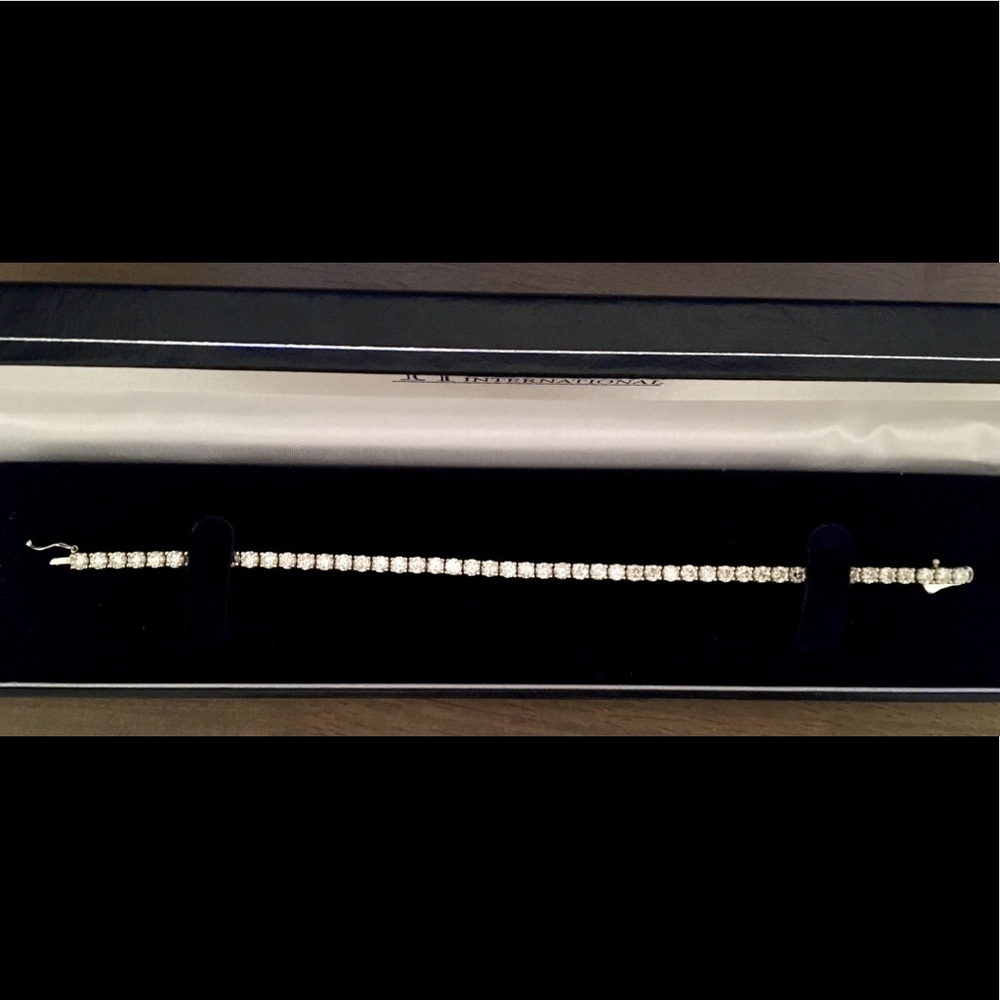 Diamond & White Gold Tennis Bracelet - Picture 4 of 8